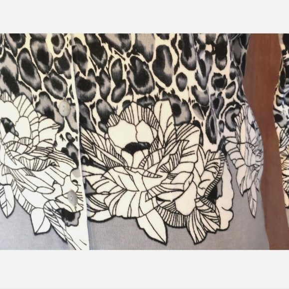 Cyrus Black & White Abstract Flower  Button Up V-Neck 3/4 Sleeve Cardigan 1X - Picture 3 of 11